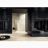 Gresie Sahara Noir Lucios Satinat 80x80 cm – ambient comercial, showroom haine cu pereti negri si pardoseala marmorata, pe pardoseala si perete