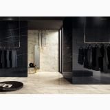 Gresie Sahara Noir Lucios Periat 60x120 cm – ambient comercial, showroom haine cu pereti negri lucios si pardoseala marmorata, pe pardoseala si perete