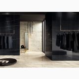 Gresie Sahara Noir Mat 60x60 cm – ambient comercial, showroom haine cu pereti negri lucrati si pardoseala marmorata, pe pardoseala si perete