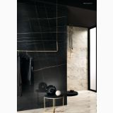 Gresie Sahara Noir Mat 60x120 cm – ambient hol, perete negru marmorat, pardoseala marmura alba, cuier auriu