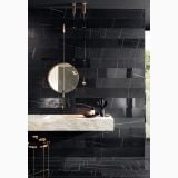 Gresie Sahara Noir Lucios Periat 60x120 cm – ambient baie, baie eleganta cu pereti negri marmorati, oglinda auriu, pe pardoseala si perete
