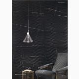 Lastra Gresie Sahara Noir Lucios 120x280x0,6 cm – ambient living, perete negru cu vene, lampa suspendata, fotoliu textil