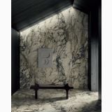 Gresie Portelanata Breccia Capraia Mat 60x60 cm – ambient hol, hol elegant cu perete si pardoseala marmorate, banca neagra