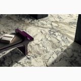 Gresie Portelanata Breccia Capraia Mat 60x60 cm – ambient living, pardoseala marmorata alba cu bancheta violet lucioasa