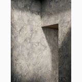 Gresie Portelanata Invisible Grey Mat 60x60 cm – ambient, colt cu deschidere, lumina oblica pe perete texturat