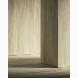 Gresie Portelanata Onice Verde Mat 60x120 cm – ambient, colt arhitectural cu pardoseala si pereti placati veinati, pe pardoseala si perete