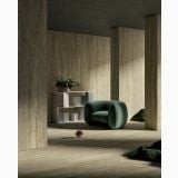 Lastra Gresie Portelanata Onice Verde Mat 120x260 cm – ambient living, living minimalist cu pereti onix, fotoliu verde catifea, pe pardoseala si perete