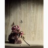 Lastra Gresie Portelanata Onice Verde Mat 120x260 cm – fundal texturat cu flori roz si fluture