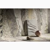 Lastra Gresie Portelanata HME Sail Marmura Mix Mat 120x260 cm – ambient, perete si pardoseala marmura cu panou textil si vase ceramice