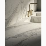 Gresie Portelanata Van Gogh White Mat 60x60 cm – ambient baie, baie eleganta marmura alba cu robinet auriu, pe pardoseala si perete