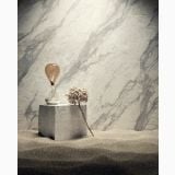 Gresie Portelanata Van Gogh White Mat 60x60 cm – ambient, clepsidra si floare uscata pe piedestal de piatra, nisip