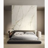 Lastra Gresie Italgraniti Calacatta Extra Mat 120x280x0,6 cm – ambient dormitor, dormitor modern cu pat gri si perete marmura calacatta