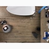 Gresie Alnus Terra Mat 20x120 cm – ambient baie, vedere de sus baie cu cada ovala si pardoseala lemn