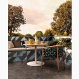 Gresie Portelanata Decor Dimore Eulalia Marrone Imperiale 20x20 cm – ambient terasa, terasa amenajata cu banca, masa si perete decorativ geometric, pe pardoseala