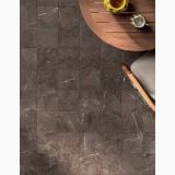 Gresie Portelanata Dimore DI 9 Marrone Imperiale 20x20 cm – ambient terasa, pardoseala maro marmorata cu masa lemn si scaun