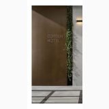 Gresie Metaline Corten Mat 120x280x0,6 cm – ambient hol, perete corten maro cu iedera si pardoseala gri