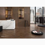 Gresie Metaline Corten Mat 120x280x0,6 cm – ambient comercial, showroom cu pereti corten, pardoseala parchet chevron, vitrina oras, pe pardoseala si perete