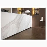 Gresie Metaline Corten Mat 30x60 cm – ambient comercial, receptie cu blat marmura si pardoseala parchet maro, pe pardoseala si perete