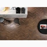 Gresie Metaline Corten Mat 30x60 cm – ambient comercial, pardoseala tip chevron maro, scaune negre si masuta, magazin