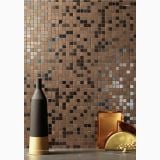 Gresie Metaline Corten Mat 80x160 cm – ambient living, perete mozaic maro auriu cu vaza si obiecte decorative