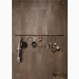 Gresie Metaline Corten Mat 60x120 cm – ambient bucatarie, perete corten cu bara suspendata ustensile bucatarie