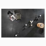 Gresie Metaline Iron mat 80x160 cm – ambient living, pardoseala gri antracit cu obiecte decorative asezate deasupra