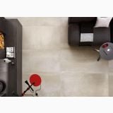 Gresie Metaline Plate mat 120x120 cm – ambient living, vedere de sus canapea gri si masuta rosie, pe pardoseala