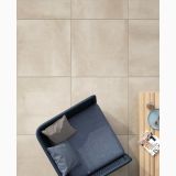 Lastra Gresie Metaline Plate mat 120x280x0,6 cm – ambient living, pardoseala gresie bej vazuta de sus cu canapea albastra