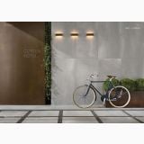 Gresie Rectificata Zinc Mat 60x60 cm – ambient exterior, intrare hotel cu perete metalic si pardoseala gri