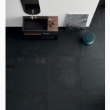 Gresie de exterior Metaline Iron Antislip Mat 80x80x2 cm – ambient baie, vedere de sus baie moderna cu gresie neagra, pe pardoseala