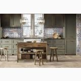 Decor din gresie porțelanată Amalfi Mix Colore Lucios 15x15 cm – ambient bucatarie, bucatarie rustica cu blat verde si faianta mozaic colorata, pe perete