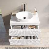 Set Mobilier Baie Alb Riflat Cu Doua Sertare L.80 cm – ambient baie, mobilier alb riflat cu sertare deschise, obiecte de baie vizibile