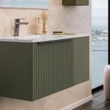 Set Mobilier Baie Riflat Suspendat L.90 cm – ambient baie, mobilier suspendat verde riflat cu lavoar si vedere spre mare