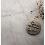 Gresie Atlantis Moon Mat 120x120 cm – ambient, pardoseala gresie gri cu tacamuri aurii si crengi uscate