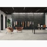 Gresie Shale Moon Antislip 60x120 cm – ambient comercial, showroom haine cu fotolii roz si pardoseala gresie gri