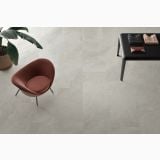 Gresie Shale Moon Antislip 60x120 cm – ambient living, pardoseala gri deschis cu fotoliu roz si masa neagra