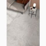 Gresie Atlantis Moon Mat 60x60 cm – ambient living, living cu canapea gri si masuta neagra rotunda, pe pardoseala