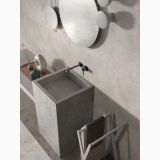 Gresie Atlantis Moon Mat 60x60 cm – ambient baie, baie eleganta cu lavoar din piatra si oglinda rotunda, pe pardoseala si perete