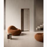 Gresie Cement Vibes Malta Solid Mat 60x120 cm – ambient living, living minimalist cu fotolii portocalii si scara suspendata, pe pardoseala