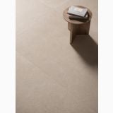 Gresie Cement Vibes Malta Solid Mat 60x120 cm – ambient living, pardoseala gresie bej cu masuta lemn rotunda