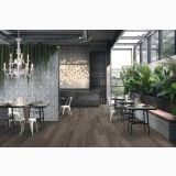 Gresie Imitatie Lemn Poetry Wood Mud 30x120 cm – ambient comercial, restaurant modern cu pardoseala imitatie lemn si plante verzi