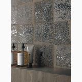 Gresie Imitatie Lemn Poetry Wood Mud 30x120 cm – ambient baie, perete lemn cu panouri metalice si produse cosmetice