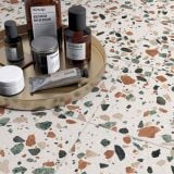 Gresie Decorata Play Drops Multiwhite 20x20 cm – ambient baie, pardoseala terrazzo cu tava aurie si cosmetice