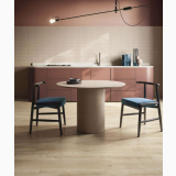 Gresie Imitatie Lemn Essence Natural Mat 20x120 cm – ambient bucatarie, bucatarie moderna cu masa rotunda si scaune bleumarin, pe pardoseala