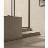 Gresie Portelanata Italgraniti Natural Argil 80x80 – ambient hol, hol modern cu treapta gresie si mobilier maro, pe pardoseala si perete