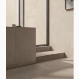 Gresie Portelanata Italgraniti Natural Argil 30x60 – ambient living, scara si perete gresie bej, mobilier maro deschis