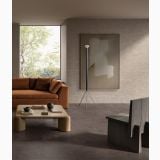 Gresie Portelanata Italgraniti Natural Moka 120x120 – ambient living, living modern cu canapea maro si scaun lemn, pe pardoseala