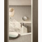 Placa gresie imitatie lemn Decor Delconca Nabi Neutral 20x120 cm – ambient baie, baie minimalista cu cada ovala si pandantiv organic, pe pardoseala