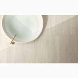 Placa gresie imitatie lemn Decor Delconca Nabi Neutral 20x120 cm – ambient baie, vedere de sus cu cada rotunda pe pardoseala