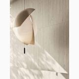 Placa gresie imitatie lemn Decor Delconca Nabi Neutral 20x120 cm – ambient, perete lambriu lemn cu suspensie decorativa si umbre